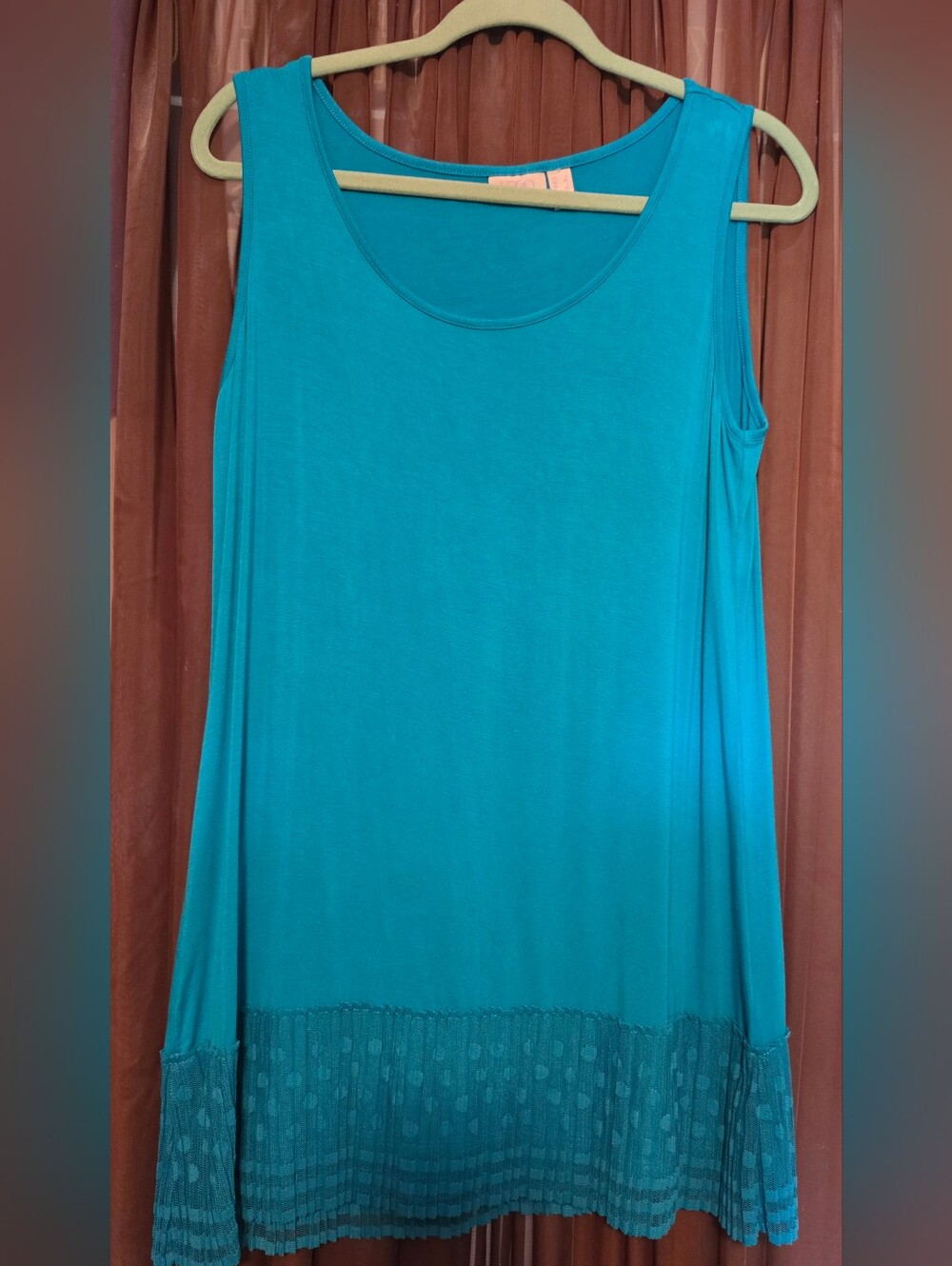 Women's Teal Scoop Neck Tank Top with Textured Hem. NWOT